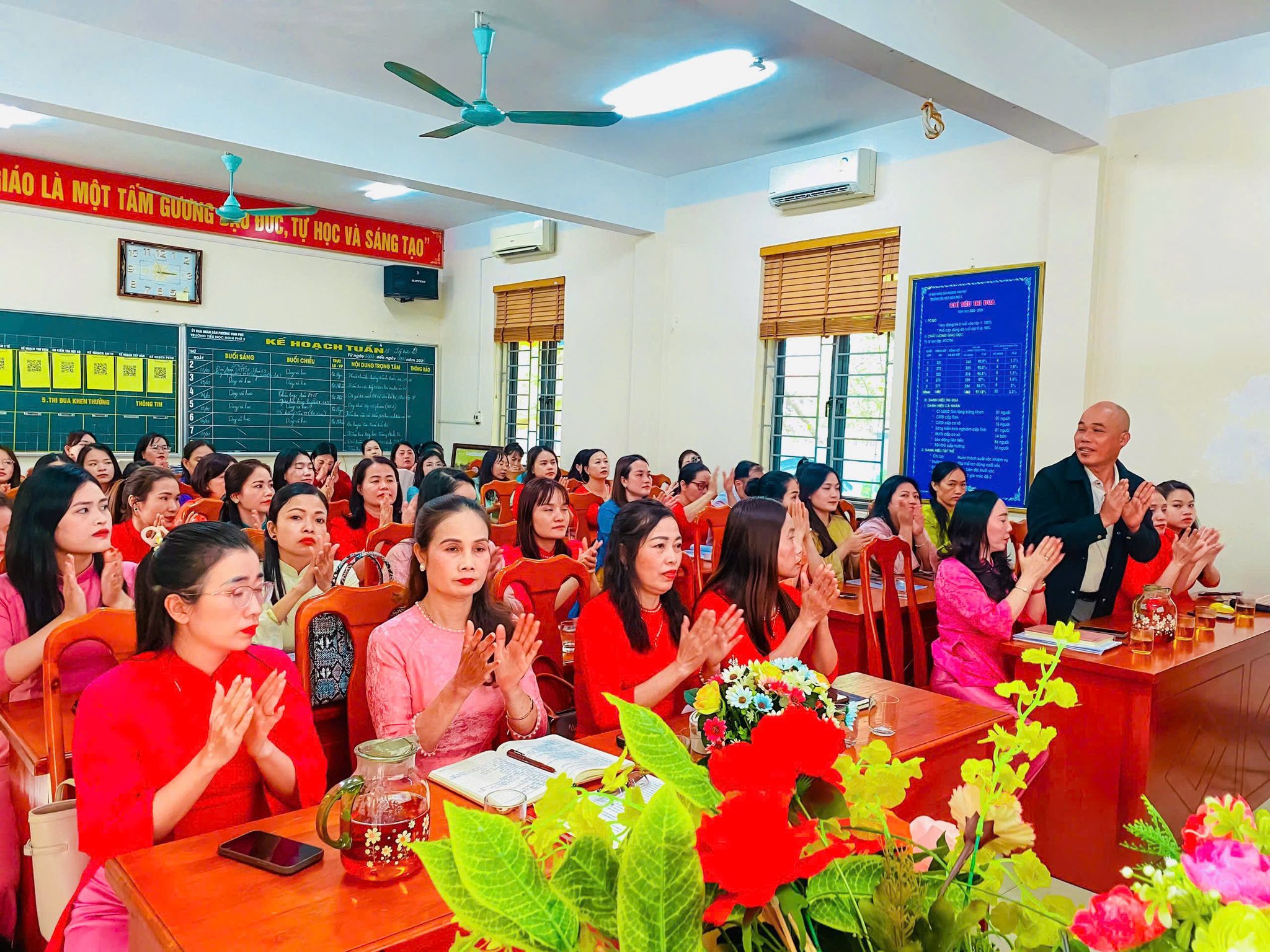 Chia tay cô Nguyễn Thị Nhàn và đón cô Âu Thị Ánh Tuyết về giữ chức vụ Phó Hiệu trưởng