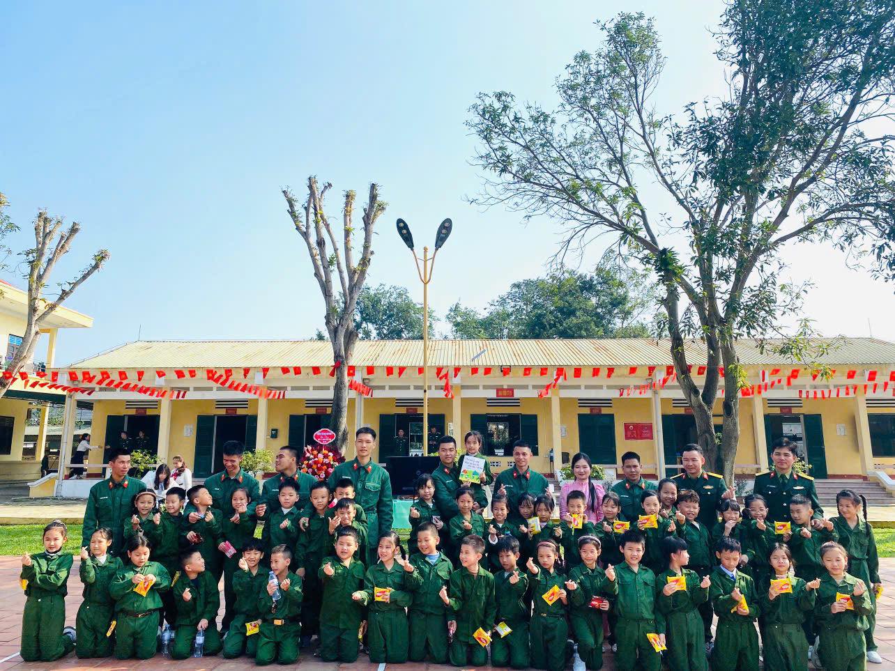 🌻CHUYÊN ĐỀ: DẠY HỌC NGOÀI KHÔNG GIAN LỚP HỌC HĐTN – CHÚNG EM HỌC TẬP TÁC PHONG ANH BỘ ĐỘI CỤ HỒ 🌻