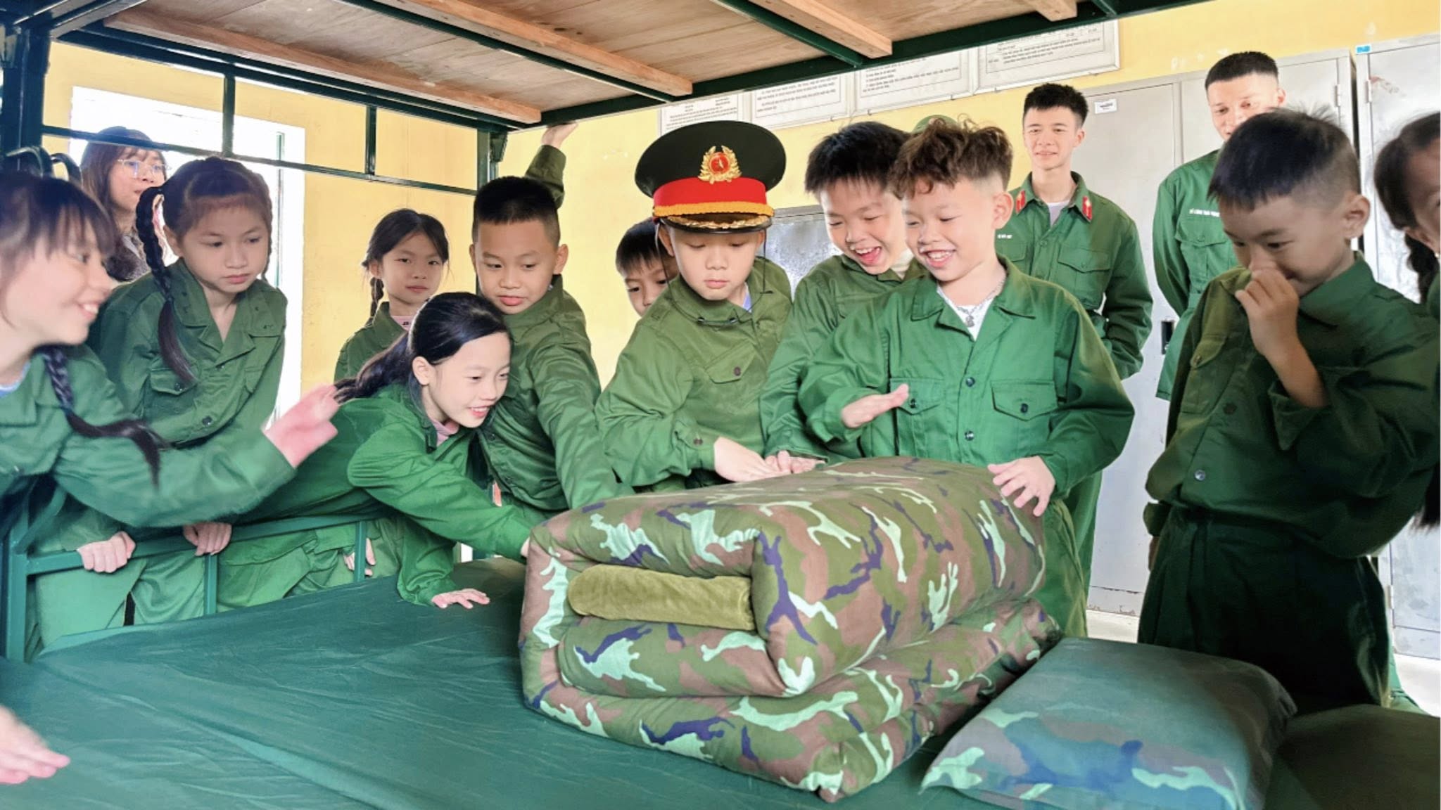 🌻CHUYÊN ĐỀ: DẠY HỌC NGOÀI KHÔNG GIAN LỚP HỌC HĐTN – CHÚNG EM HỌC TẬP TÁC PHONG ANH BỘ ĐỘI CỤ HỒ 🌻