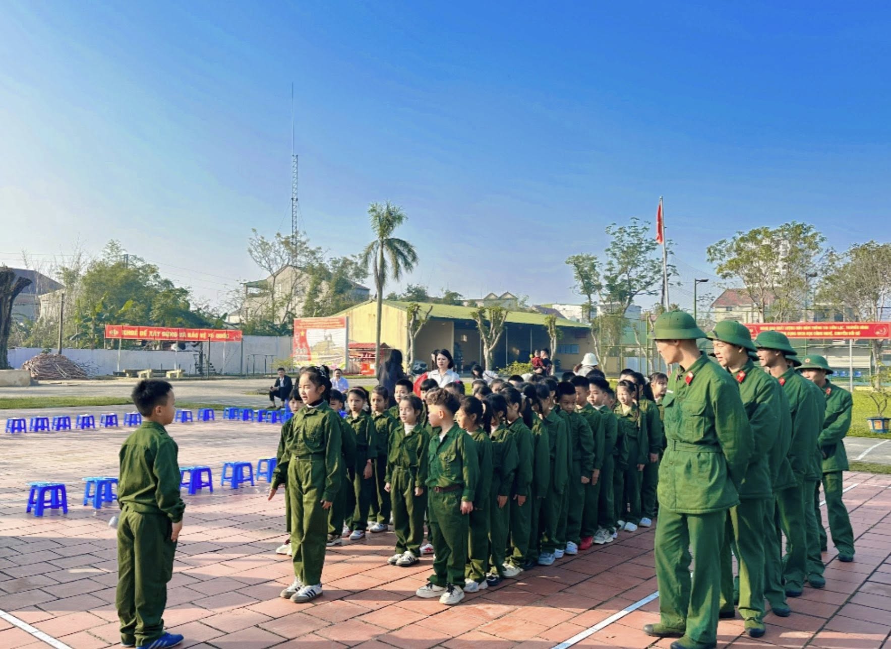 🌻CHUYÊN ĐỀ: DẠY HỌC NGOÀI KHÔNG GIAN LỚP HỌC HĐTN – CHÚNG EM HỌC TẬP TÁC PHONG ANH BỘ ĐỘI CỤ HỒ 🌻