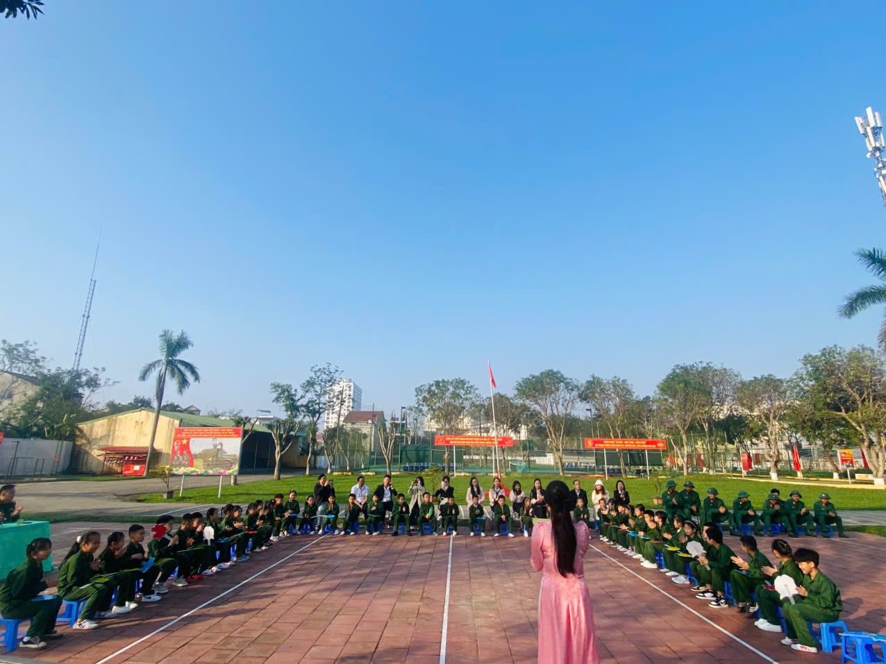 🌻CHUYÊN ĐỀ: DẠY HỌC NGOÀI KHÔNG GIAN LỚP HỌC HĐTN – CHÚNG EM HỌC TẬP TÁC PHONG ANH BỘ ĐỘI CỤ HỒ 🌻