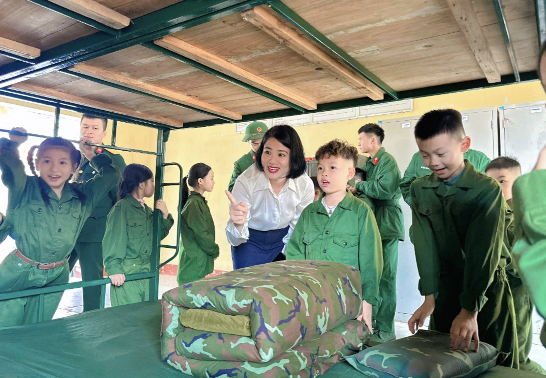 🌻CHUYÊN ĐỀ: DẠY HỌC NGOÀI KHÔNG GIAN LỚP HỌC HĐTN – CHÚNG EM HỌC TẬP TÁC PHONG ANH BỘ ĐỘI CỤ HỒ 🌻