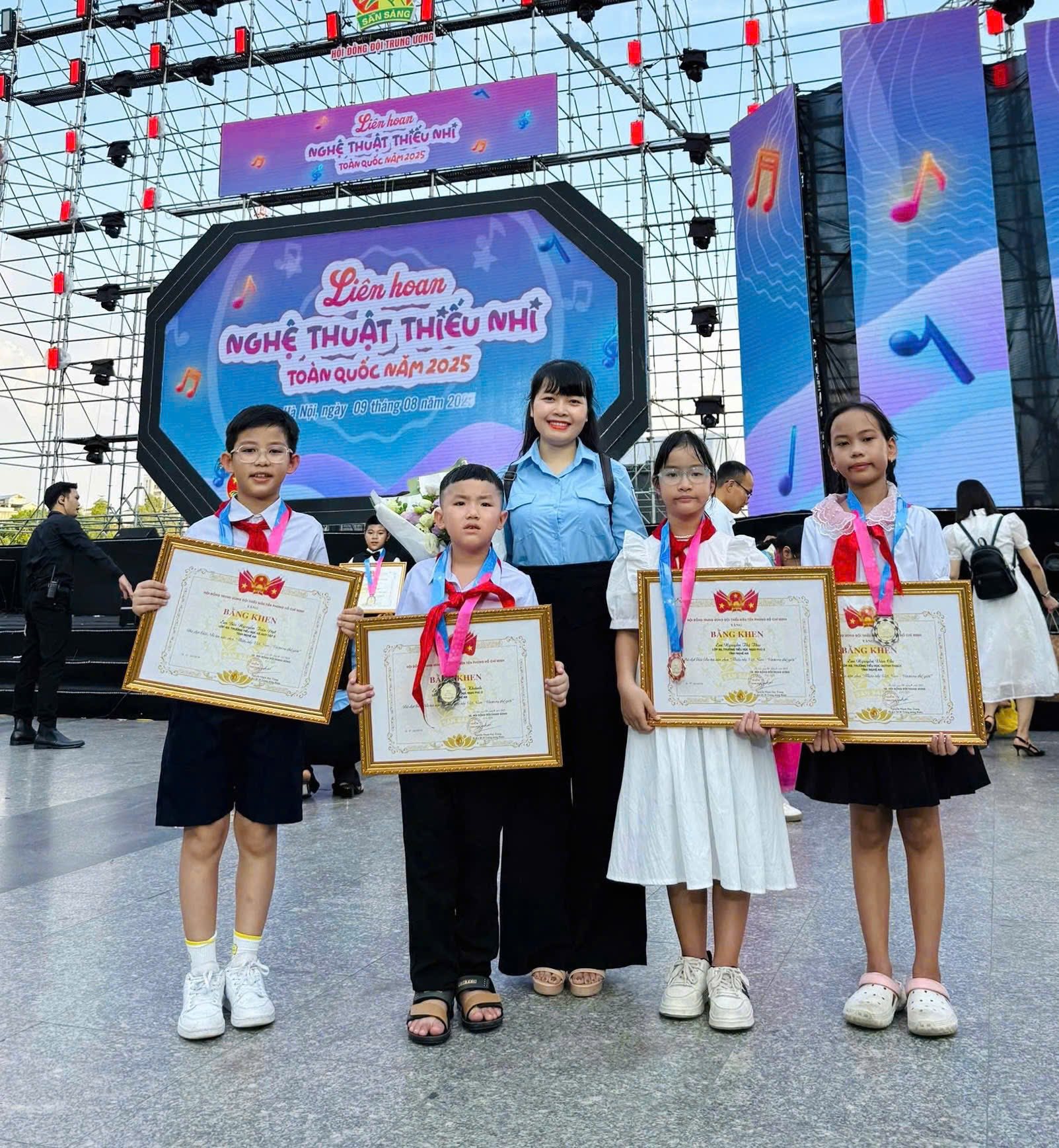 TUYÊN DƯƠNG HỌC SINH ĐẠT GIẢI CUỘC THI VƯƠN RA THẾ GIỚI