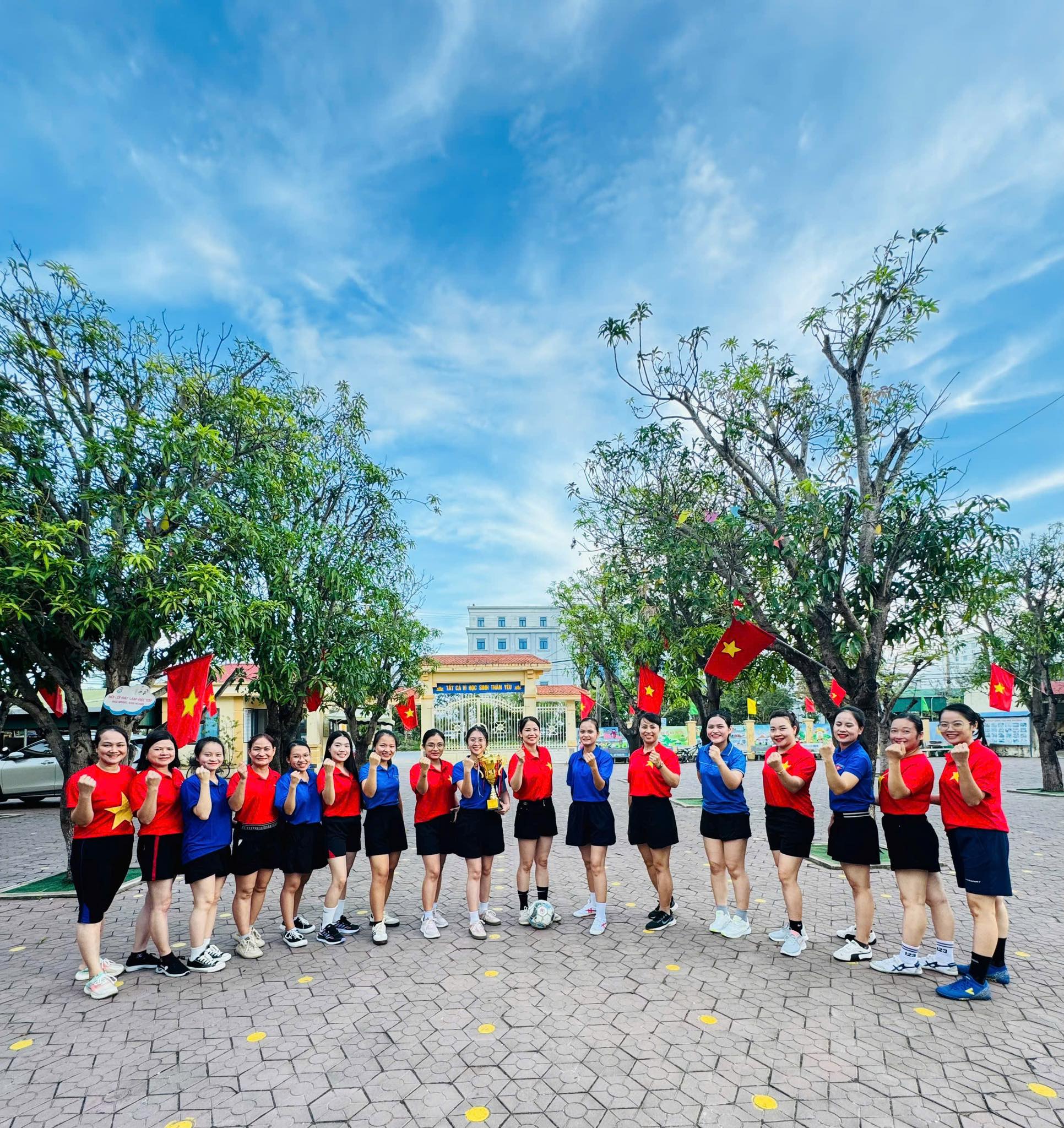 TRƯỜNG TIỂU HỌC NGHI PHÚ 2 SÔI NỔI GIẢI BÓNG ĐÁ CHÀO MỪNG NGÀY 20/10/2025