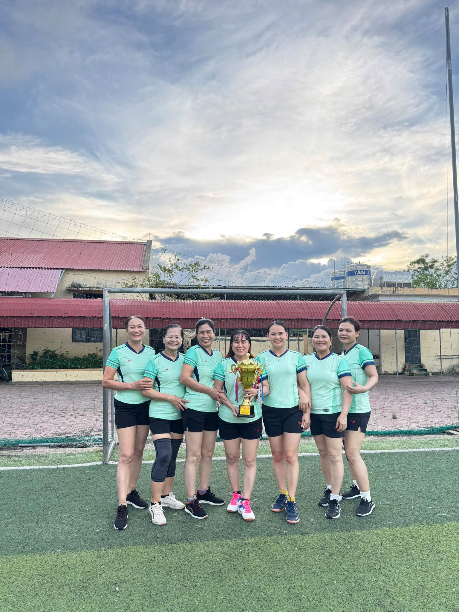 TRƯỜNG TIỂU HỌC NGHI PHÚ 2 SÔI NỔI GIẢI BÓNG ĐÁ CHÀO MỪNG NGÀY 20/10/2025